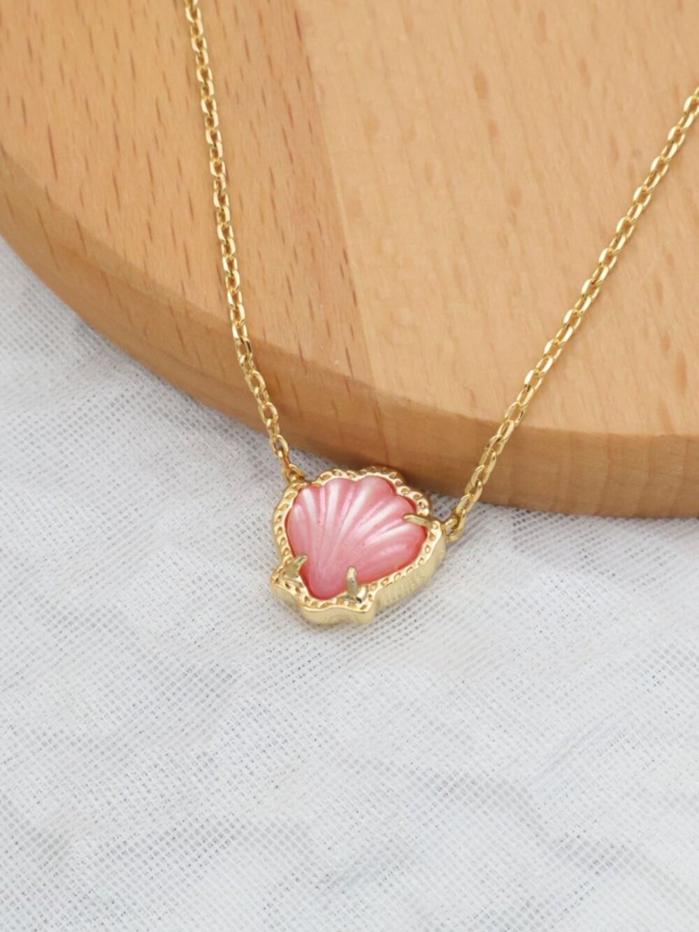Kendra Scott Brynne Gold Shell Pendant Necklace - Picture 3 of 3